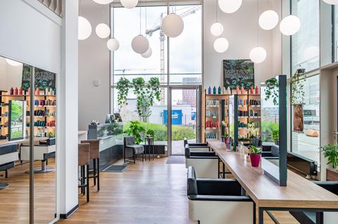 Blick durch den hellen Salon zu den großen Fenstern